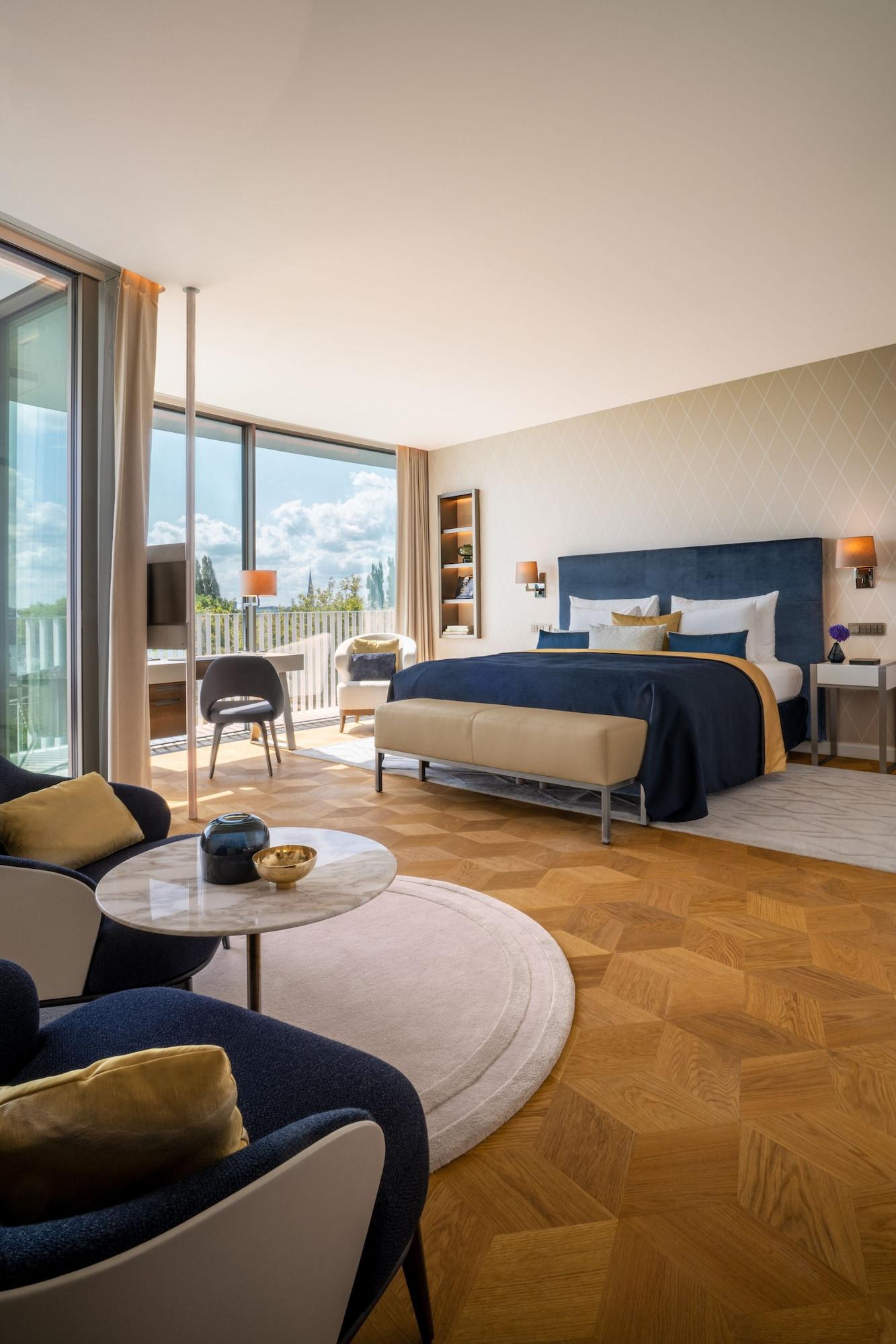 The Fontenay Hamburg Exterior photo A bedroom at the hotel