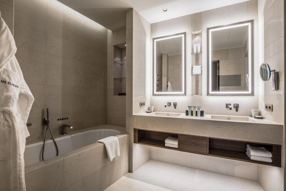 The Fontenay Hamburg Exterior photo Bathroom