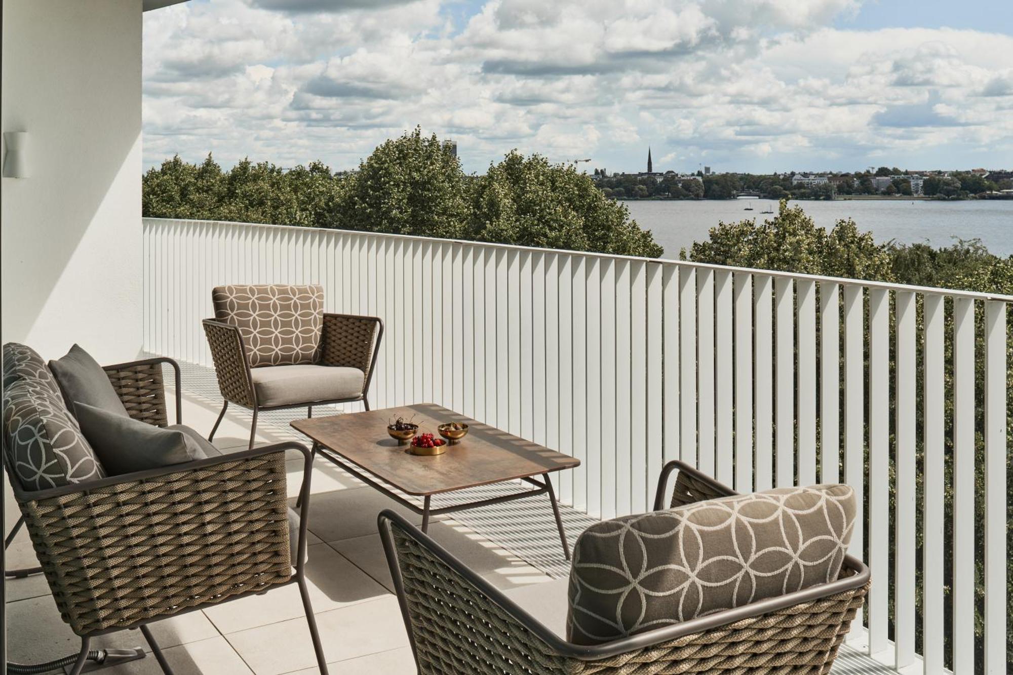 The Fontenay Hamburg Exterior photo Balcony