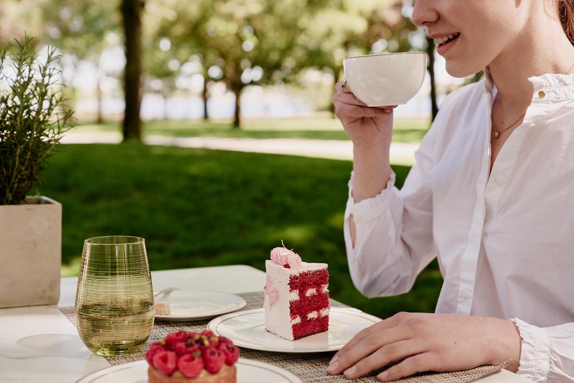The Fontenay Hamburg Exterior photo A woman drinking tea