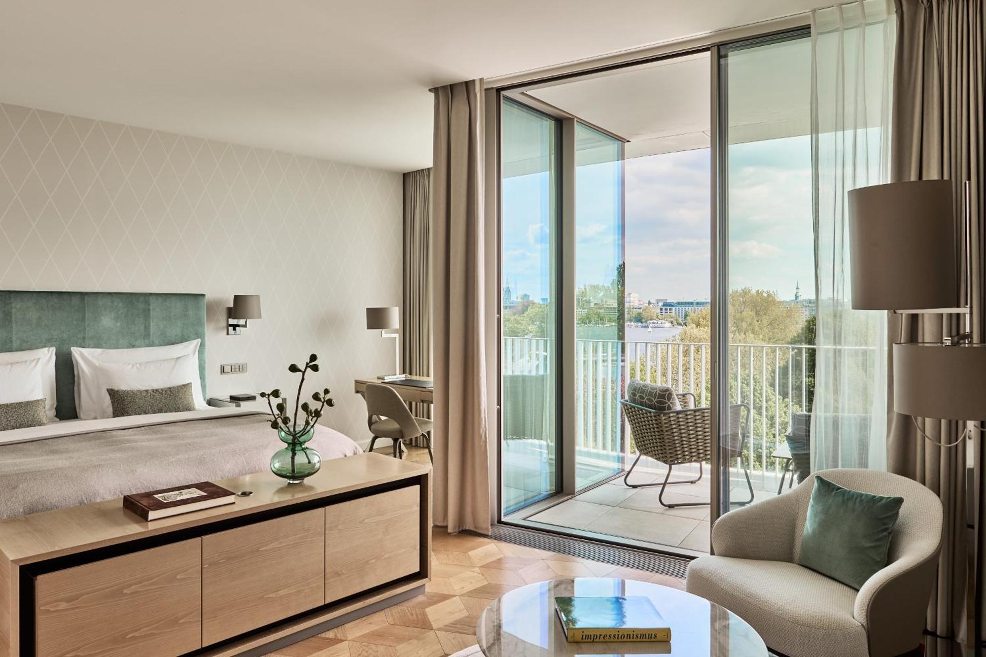 The Fontenay Hamburg Exterior photo A bedroom at the hotel
