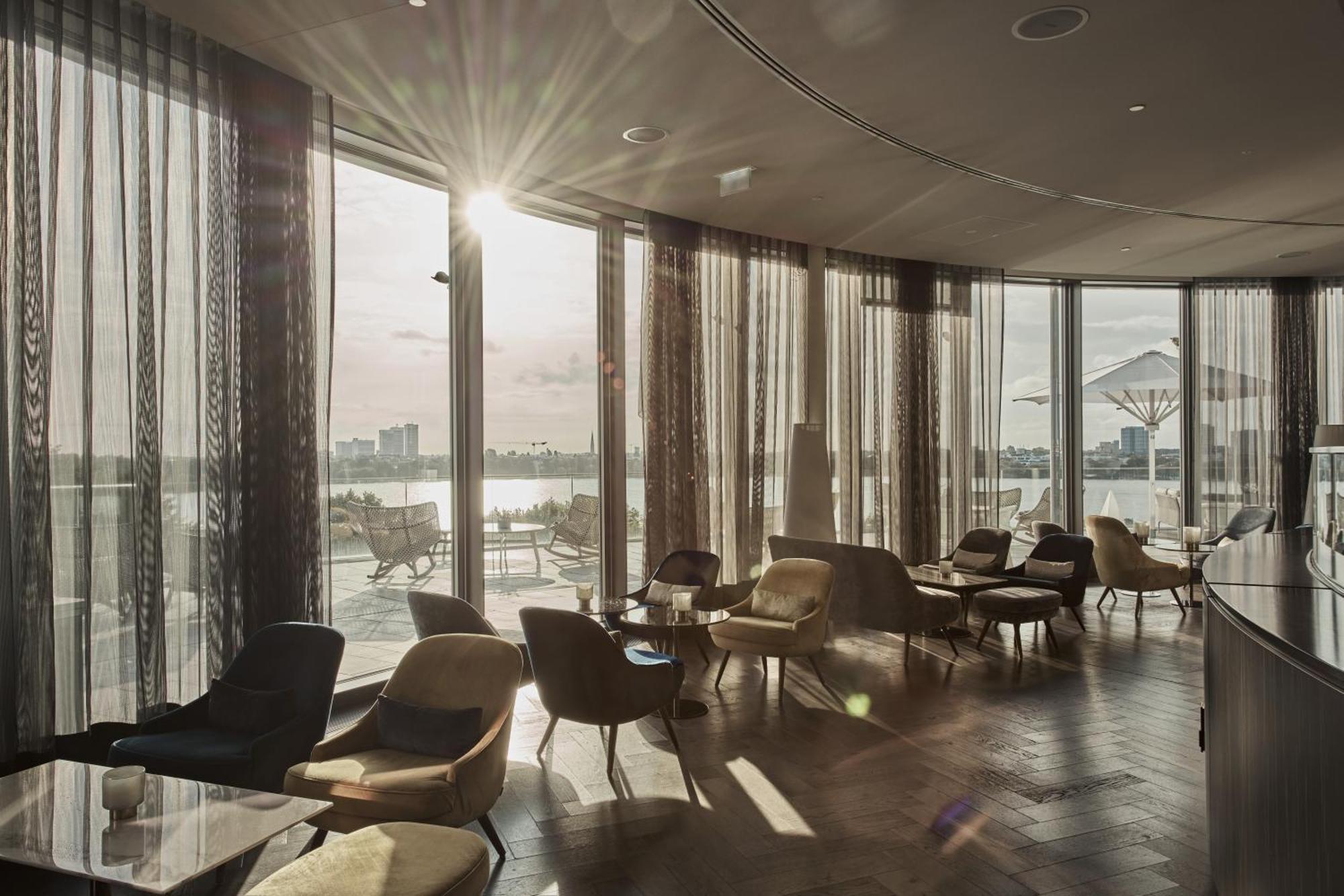 The Fontenay Hamburg Exterior photo The Sky Bar